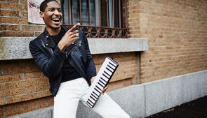 american-singer-jon-batiste-with-his-keyboard-1530092302